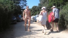 wkłada jej kciuka do dzioba