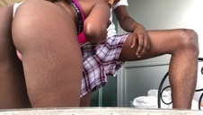 masuje ciałko związanej azjatki