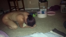 silikonowa babka przyciąga jego głowę do swej piczy