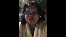 chuda laska onanizuje się przed kamerką