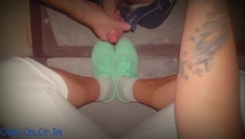 suczka masturbuje się przez majteczki