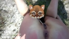 laska przebiera się w taksówce