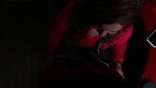 młoda rozkłada uda w taksówce