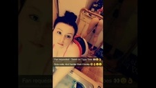 słodka pani masturbuje się różową zabaweczką