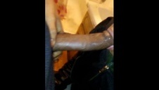 zarzuca cycami w prawo i w lewo