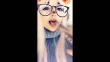 cassidy banks pozwala miętolić swoje naturalne piersi