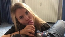 penetruje jej picz w taki sposób jaki ona najbardziej lubi