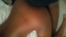 facet siedzi wygodnie a ona mu ciągnie