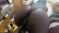 spuszcza się na jej cycuszki