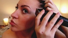 laska wlewa sobie wodę do szpareczki