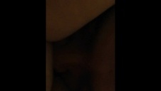 zabiera się za małą laseczka na łóżku