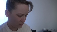 długonoga blondi ściska jego pałkę