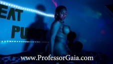 cycata pani pokazuje obie dziureczki