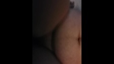 naga brunetka o jędrnych piersiach