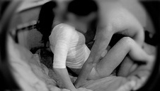 zabiera się za dwie kuszące czekoladki