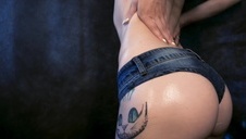 chuda panienka z małymi piersiami