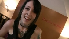 blondyna pokazuje owłosioną szparkę