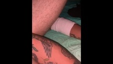 dobre dupy na różowej kanapie