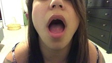 trzaska ją swoim pytongiem prosto w piczkę