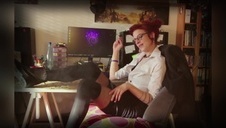 leży na brzuszku a on wciska w nią penisa