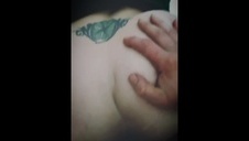 facet uwielbia jej mega krągłe dupsko