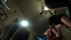 blondi doprowadza się do mokrego orgazmu