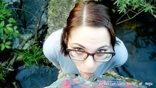 laska w białych stringach zapięta na pieska