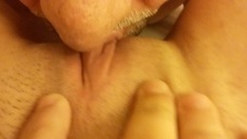 laska ma zgrabne paluszki i wkłada je sobie w piczkę