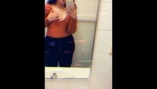 doświadczony masażysta dokładnie ją zapina