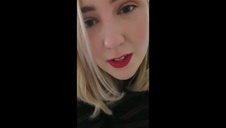 piękna niunia nad jeziorem