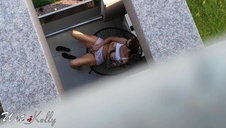 obciąga penisa na schodach