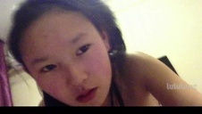 seksowna brunetka ze sterczącym penisem w ustach