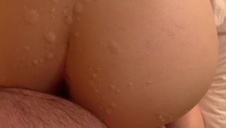 penis na twarzy pięknej brunetki