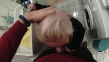 laska ze zgrabną pupką zsuwa majteczki ze swej dupci