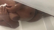 młoda blondi fajnie się pieści w łazience