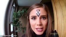 blond pani pokazuje szparkę