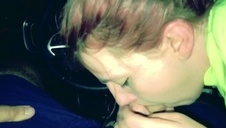 wciska gruby sprzęt w czekoladowe cipsko