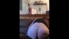 długowłosy wkłada głowę między jej pośladki