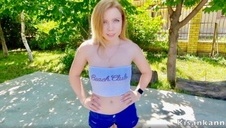 przypakowany facet masuje jej zgrabne ciało