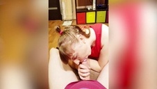 rudowłosa mamuśka w jeansowym spodenkach