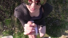 stara suczka w różowym stroju