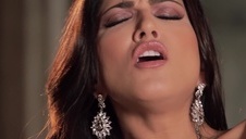 młoda trzepie długiego kutaska dłonią