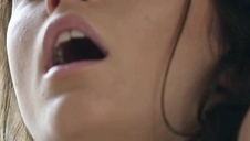 zgrabna dupcia ujeżdża go na łóżku