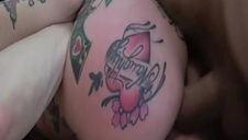 tina w czarnej bieliźnie wskakuje na faceta