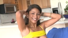 blondi zabawia się z murzynem