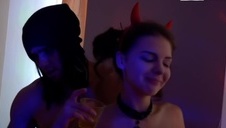 naoliwiona brunetka wyruchana w usta na stole do masażu