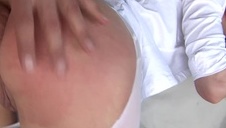 zaokrąglona przyrodnia siostra odbija się na grubym penisie w klimacie pov