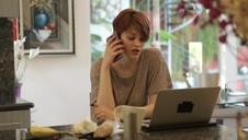 super czekoladka ociera się o poduszkę