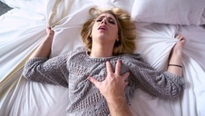 doświadczona czarnowłosa pani liże jego słodkie jąderka