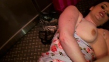 piękna i seksowna brandi love robi striptiz a później się zadowala sama